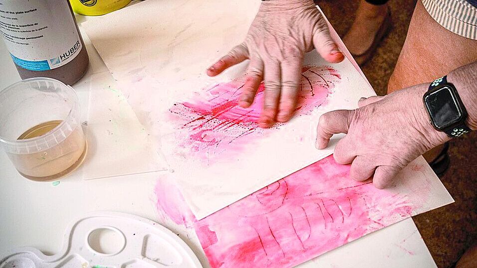 Die Parkinson-Betroffene Lenie Larmit bei der Kunsttherapie von Neuroästhetikerin Blanca Spee.